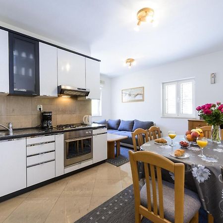 Apartment Tija Two Bedroom Apartment With Balcony And Partial Sea View Dubrovnik Eksteriør billede